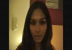 الشباب ثنائية أو الجزيرة مع عرب نار محجبات ثلاثة أشخاص آخرين