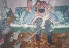 اثنين من الناس محجبه ممحونه يجلسون